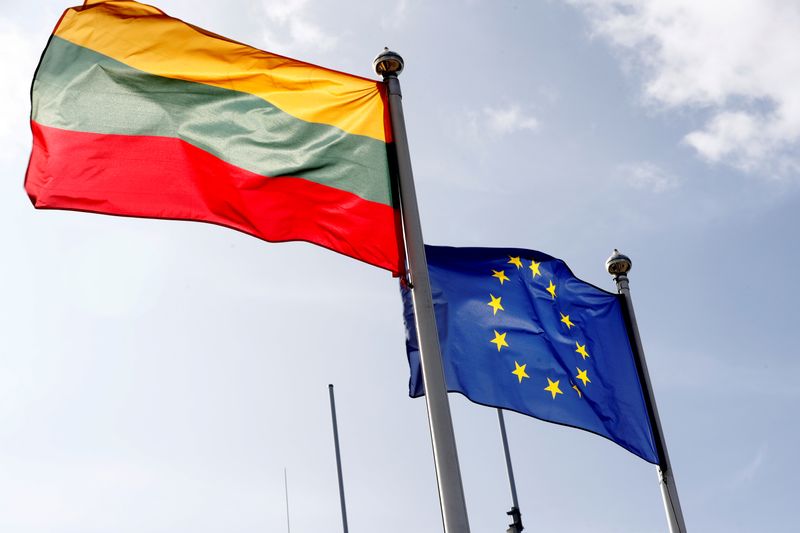 &copy; Reuters. FOTO DE ARCHIVO: Las banderas de la Unión Europea y de Lituania ondean en un puesto fronterizo en Medininkai, Lituania, 18 de septiembre de 2020. REUTERS/Ints Kalnins