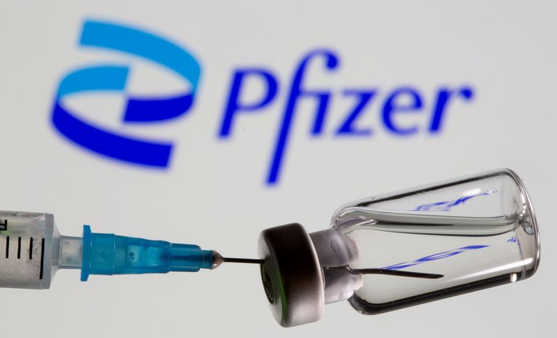 &copy; Reuters. FILE PHOTO: Syringe and vial are seen in front of displayed new Pfizer logo in this illustration taken, June 24, 2021. REUTERS/Dado Ruvic/Illustration