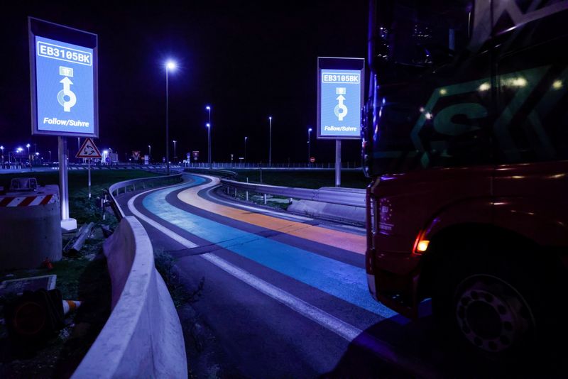 &copy; Reuters. FOTO DE ARCHIVO: Un camión en la carretera que forma parte de la infraestructura aduanera de entrada a Francia, en Calais, Francia, 1 de enero de 2021. REUTERS/Pascal Rossignol