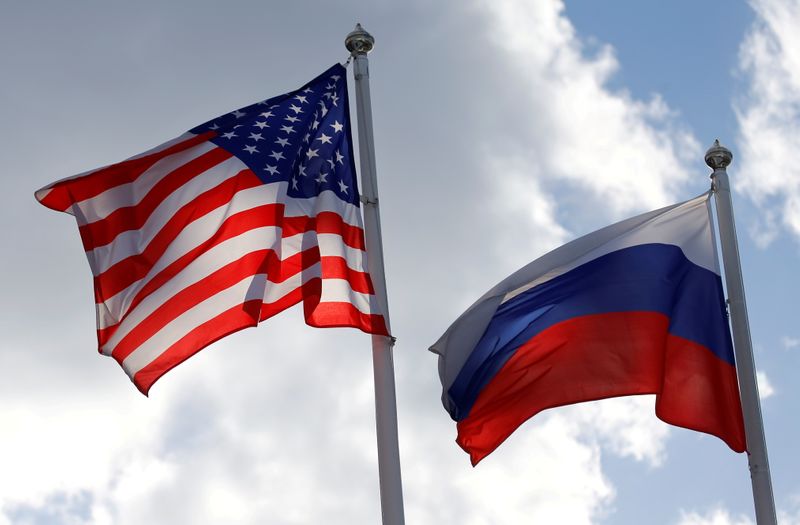 &copy; Reuters. 　ロシアのペスコフ大統領報道官は１２日、今月９日に行われた米ロ首脳の電話会談ではＯＰＥＣプラスや国際原油価格は議題にならなかったと述べた。写真は米国とロシアの国旗。２０１