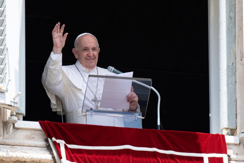 &copy; Reuters. Papa Francesco alza la mano in segno di saluto mentre pronuncia l'Angelus ore prima di essere ricoverato all'ospedale Gemelli per un'operazione chirurgica al colon, in Vaticano, 4 luglio 2021. Vatican Media/Handout via REUTERS