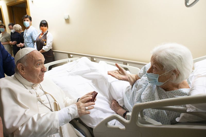 &copy; Reuters. Papa Francisco conversa com paciente no hospital Gemelli, onde se recupera de uma cirurgia
11/07/2021 Vatican Media/­Divulgação via REUTERS