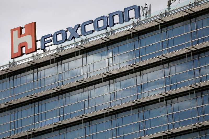 &copy; Reuters. Les groupes taïwanais Foxconn et TSMC ont annoncé lundi avoir conclu des accords pour l'achat de 10 millions de doses du vaccin contre le COVID-19 auprès de BioNTech dans le cadre d'une transaction à 350 millions de dollars (295,4 millions d'euros) au