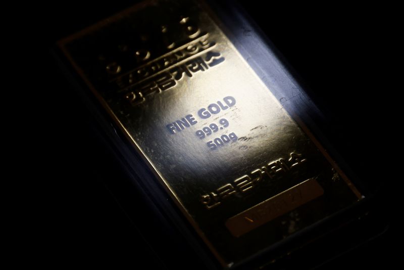 &copy; Reuters. FILE PHOTO:  A gold bar is pictured on display at Korea Gold Exchange in Seoul, South Korea, August 6, 2020.    REUTERS/Kim Hong-Ji/File photo