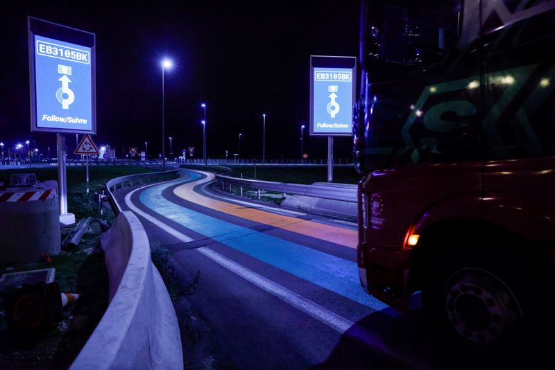 &copy; Reuters. Un camion sulla strada dell'infrastruttura doganale di ingresso francese a Calais, Francia, 1 gennaio 2021. REUTERS / Pascal Rossignol
