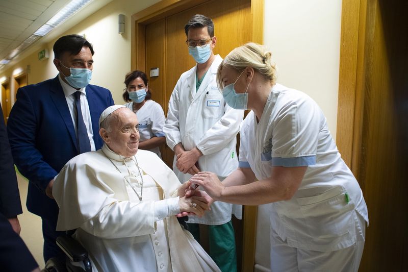&copy; Reuters. Le pape François va rester quelques jours supplémentaires à l'hôpital afin d'adapter son traitement et de mettre en place sa rééducation post-opératoire. /Photo prise le 11 juillet 2021/REUTERS/Vatican Media