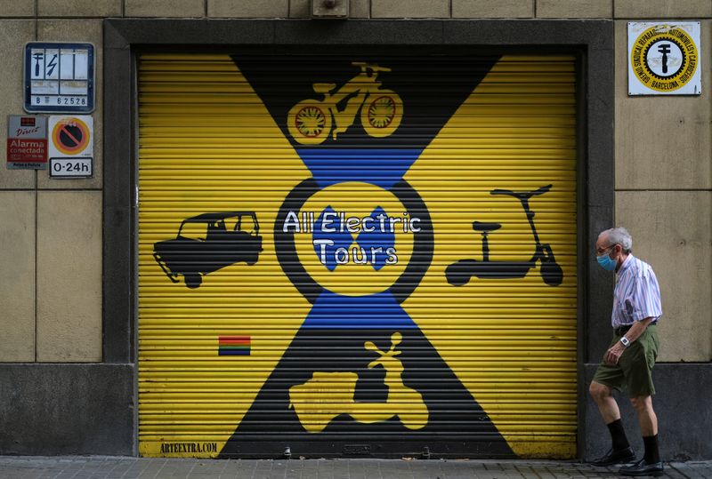 &copy; Reuters. A man wearing a protective face mask walks past a closed rent shop of electric vehicles, after Catalonia's regional authorities announced restrictions to contain the spread of the coronavirus disease (COVID-19) in Barcelona, Spain August 4, 2020. REUTERS/