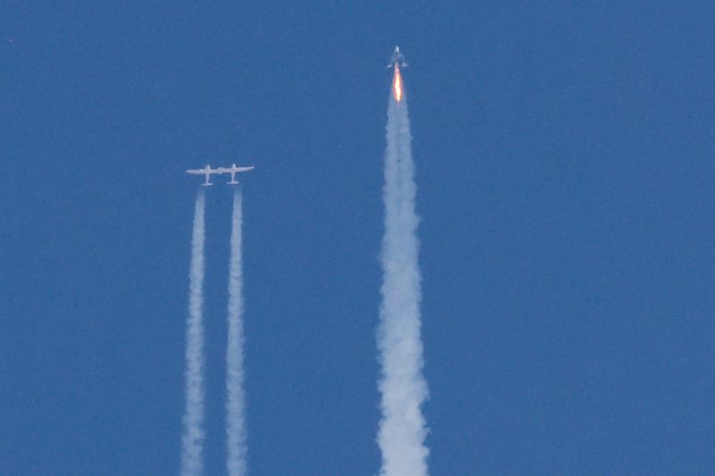 © Reuters. FILE PHOTO: Virgin Galactic's passenger rocket plane VSS Unity, carrying billionaire entrepreneur Richard Branson and his crew, begins its ascent to the edge of space above Spaceport America near Truth or Consequences, New Mexico, U.S., July 11, 2021. REUTERS/Joe Skipper