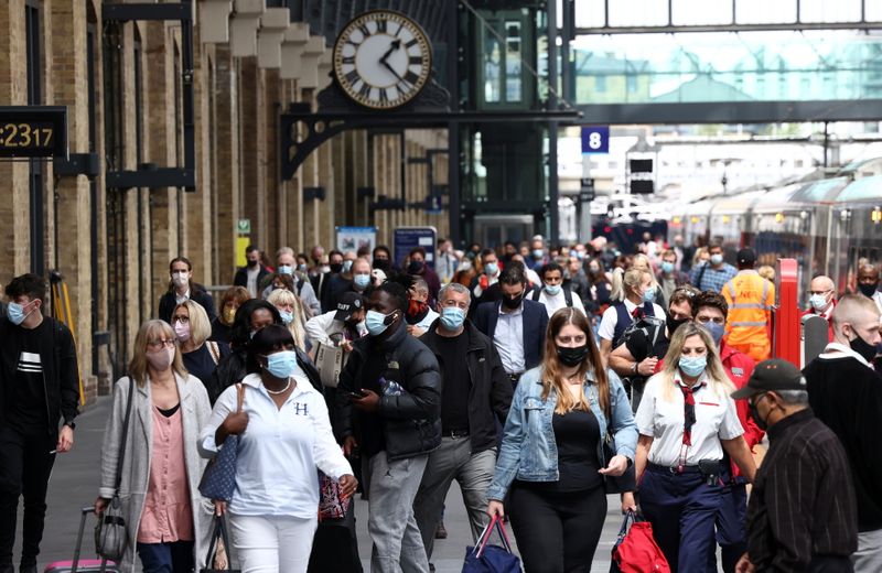 &copy; Reuters. People wearing protective face masks walk along a platform at King's Cross Station, amid the coronavirus disease (COVID-19) outbreak in London, Britain, July 12, 2021. REUTERS/Henry Nicholls