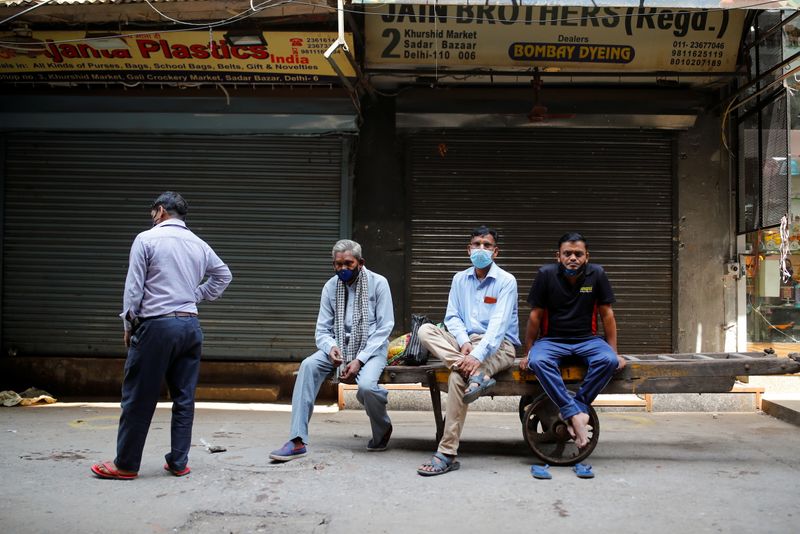 &copy; Reuters. Lojistas aguardam para abrir suas lojas em área comercial após as autoridades aliviarem as restrições de lockdown em Nova Délhi, Índia
07/06/2021 REUTERS/Adnan Abidi