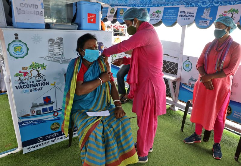 © Reuters. Programa de vacinação em navio na ilha de Gosaba, Índia
 12/7/2021 REUTERS/Rupak De Chowdhuri