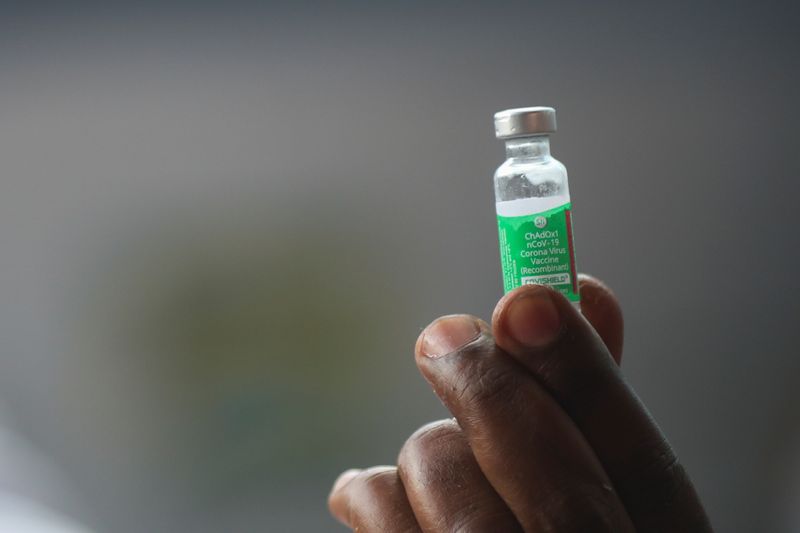 &copy; Reuters. Profissional de saúde segura frasco de vacina da AstraZeneca contra Covid-19 no Rio de Janeiro
23/01/2021 REUTERS/Ricardo Moraes