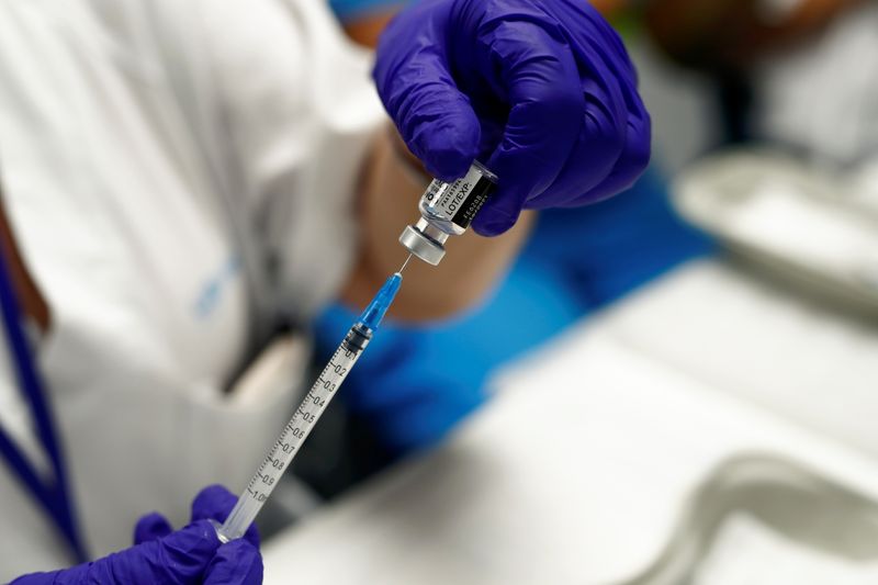 &copy; Reuters. Le gouvernement français va soumettre mardi au Conseil d'Etat un projet de loi visant à rendre la vaccination contre le COVID-19 obligatoire pour les soignants. /Photo prise le 12 juillet 2021/REUTERS/Javier Barbancho