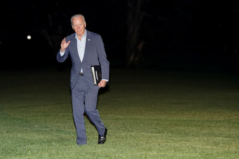 &copy; Reuters. FILE PHOTO: U.S. President Joe Biden walks from Marine One as he returns from Wilmington, Delaware, to the White House in Washington, U.S., July 11, 2021.      REUTERS/Joshua Roberts