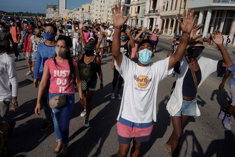 &copy; Reuters. Manifestantes protestam contra o governo cubano em Havana
11/07/2021
REUTERS/Alexandre Meneghini