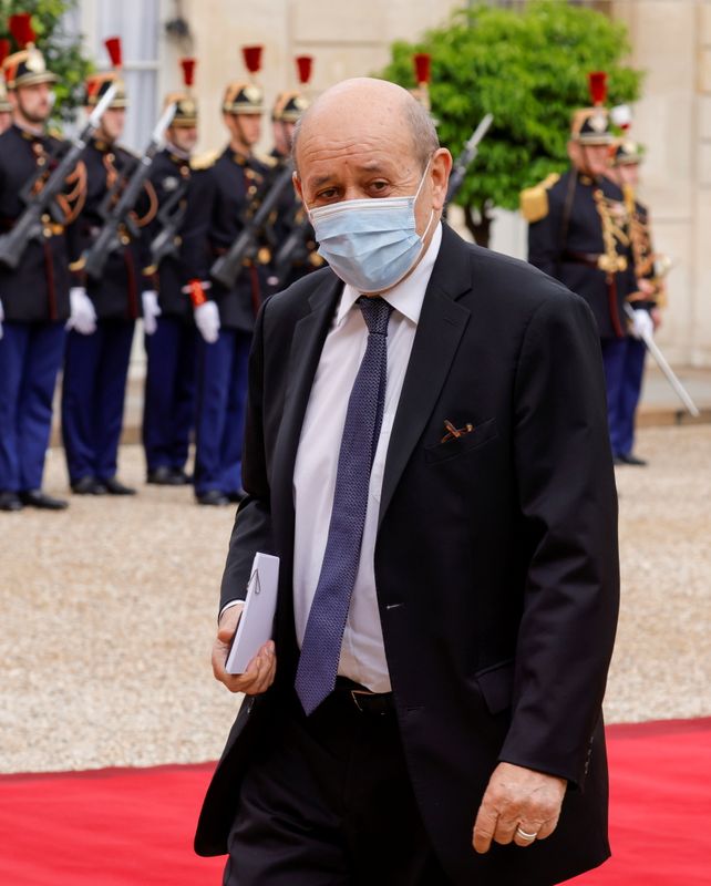 © Reuters. وزير الخارجية الفرنسي جان إيف لو دريان لدى وصوله لقصر الإليزيه في باريس يوم الخامس من يوليو تموز 2021. صورة لرويترز.