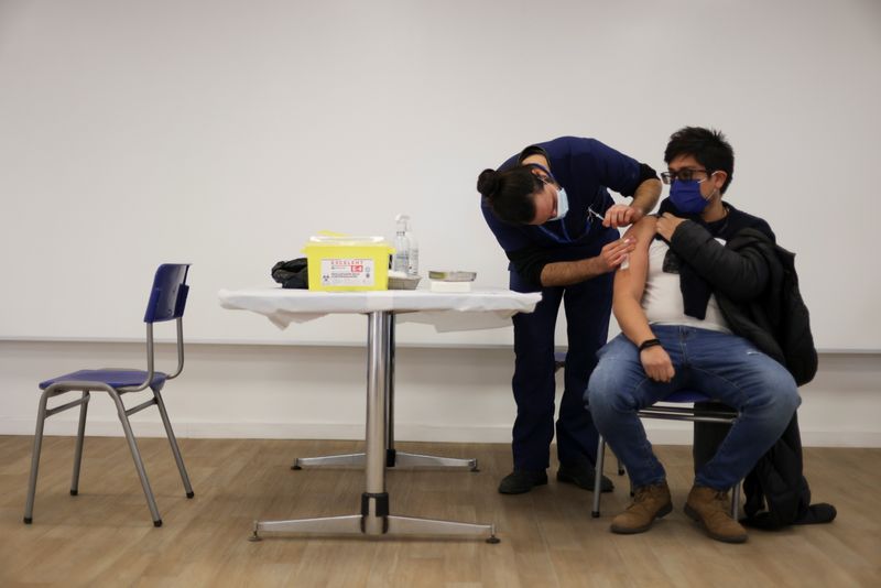 &copy; Reuters. Campanha de vacinação contra a Covid-19 na Universidade de Santiago, Chile
30/06/2021 REUTERS/Ivan Alvarado