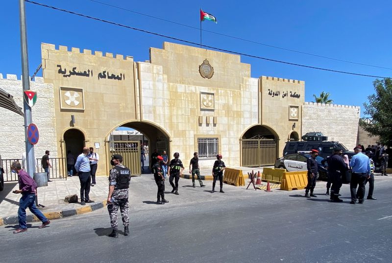 © Reuters. أفراد من الأمن يقفون خارج مبنى المحكمة التي أصدرت الحكم بسجن باسم عوض الله رئيس الديوان الملكي السابق في عمان يوم الاثنين. تصوير: رويترز.