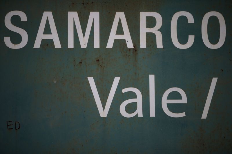 © Reuters. Placa indicando mina operada pela Samarco em Mariana (MG) 
10/11/2015
REUTERS/Ricardo Moraes