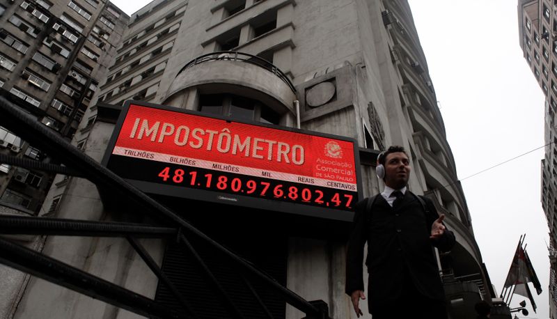 © Reuters. Painel instalado no centro de São Paulo mostra arrecadação com impostos do Brasil 
27/04/2012
REUTERS/Nacho Doce 