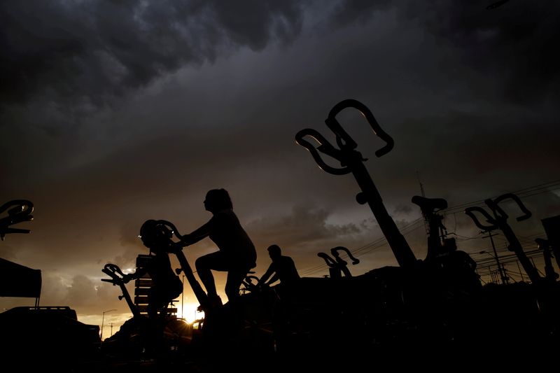 &copy; Reuters. FILE PHOTO: People exercise at the parking lot of a gym, where its fitness equipment was temporarily moved, as the government has not announced a reopening date for fitness centers, during the coronavirus disease (COVID-19) outbreak, in Ciudad Juarez, Mex