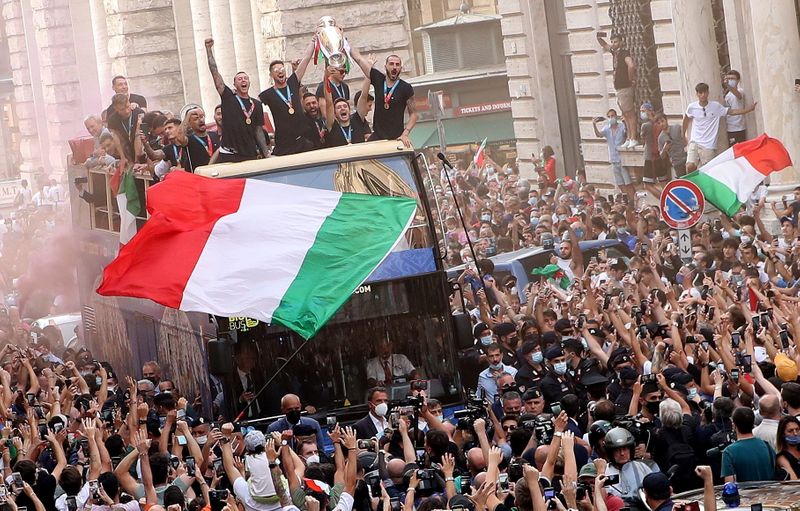 &copy; Reuters. Italianos comemoram título da Eurocopa
  12/7/2021   REUTERS/Yara Nardi