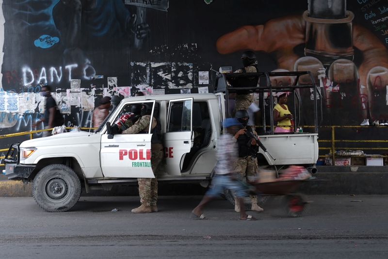 © Reuters. أفراد من الشرطة في هايتي خلال دورية أمنية عقب اغتيال الرئيس جوفينيل مويس في بورت او برنس يوم الاثنين. تصوير: رويترز.