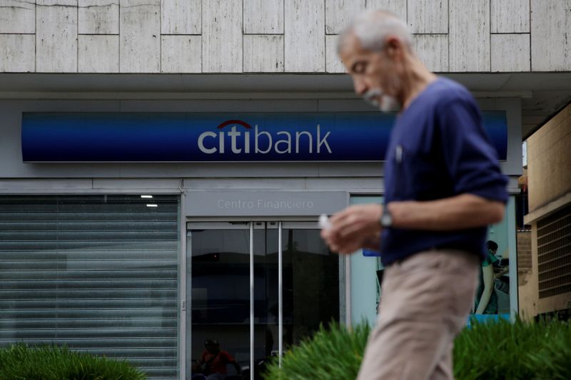 &copy; Reuters. FILE PHOTO: A man walks past a branch of Citi Bank in Caracas, Venezuela February 14, 2017. Picture taken February 14, 2017. REUTERS/Marco Bello       