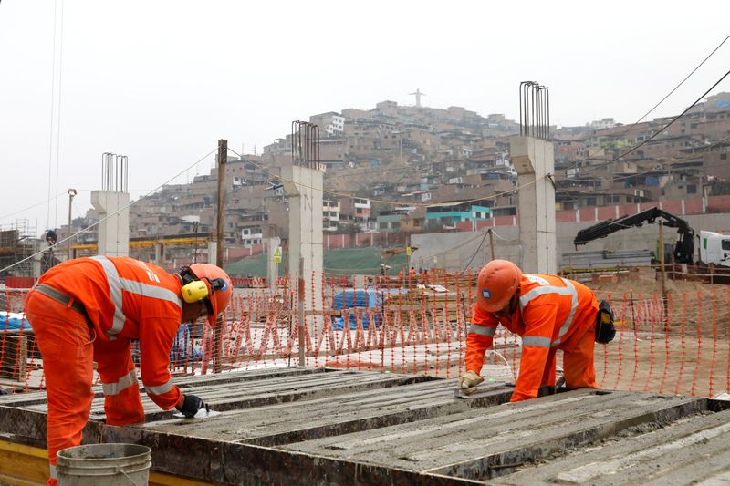 &copy; Reuters. FILE PHOTO: Houses are seen behind a construction site, in Lima, Peru September 27, 2018. REUTERS/Guadalupe Pardo