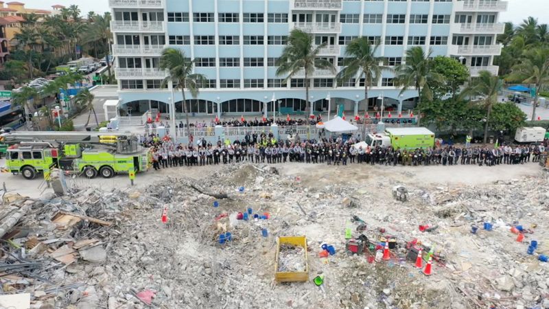 &copy; Reuters. Local de desabamento de prédio em Surfside
 7/7/2021   Divulgação Bombeiros de Miami-Dade