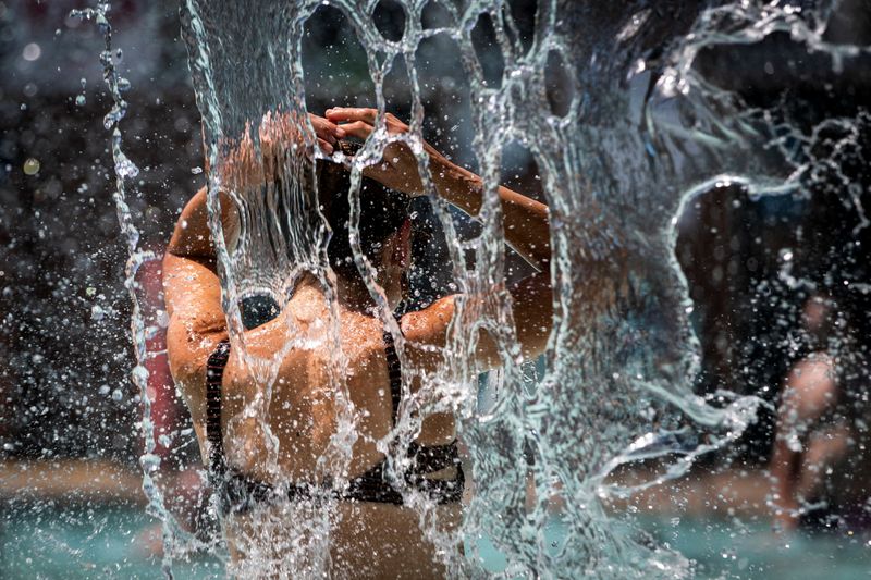 &copy; Reuters. Mulher se refresca na cidade de Portland
 27/6/2021   REUTERS/Maranie Staab