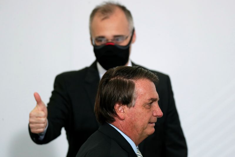 © Reuters. Presidente Jair Bolsonaro em primeiro plano; ao fundo, o AGU André Mendonça 
09/12/2020
REUTERS/Ueslei Marcelino