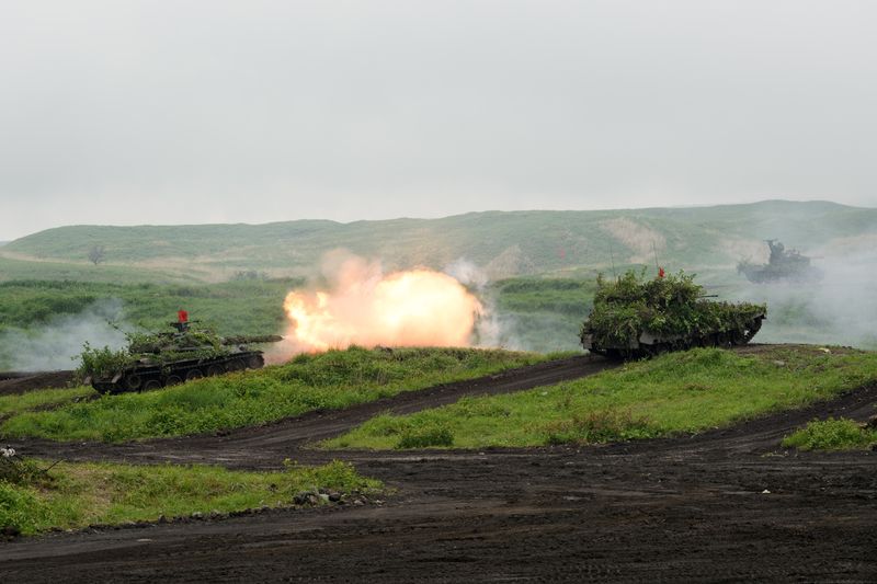 © Reuters. FILE PHOTO: A Type-74 tank fires ammunition during a live fire exercise at Japan Ground Self-Defense Force's (JGSDF's) training grounds in the East Fuji Maneuver Area in Gotemba, Japan May 22, 2021.  Akio Kon/Pool via REUTERS