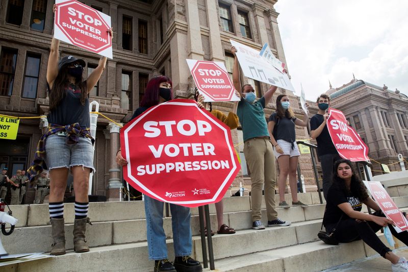 © Reuters. FILE PHOTO: Voting rights activists gather during a protest against Texas legislators who are advancing a slew of new voting restrictions in Austin, Texas, U.S., May 8, 2021.  REUTERS/Mikala Compton