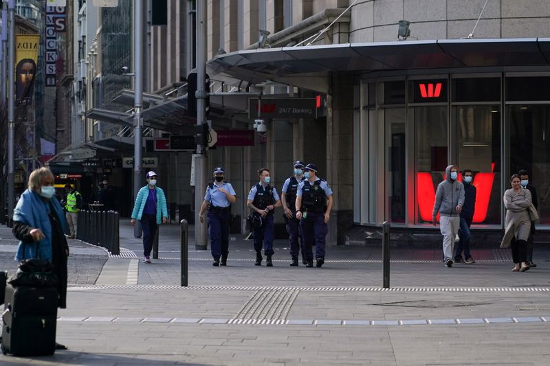&copy; Reuters. オーストラリア当局は１３日、最大都市シドニーでの新型コロナウイルスの新たな市中感染者数が８９人となり、今年最多だった１２日の１１２人から減少したと発表した。１２日撮影（２