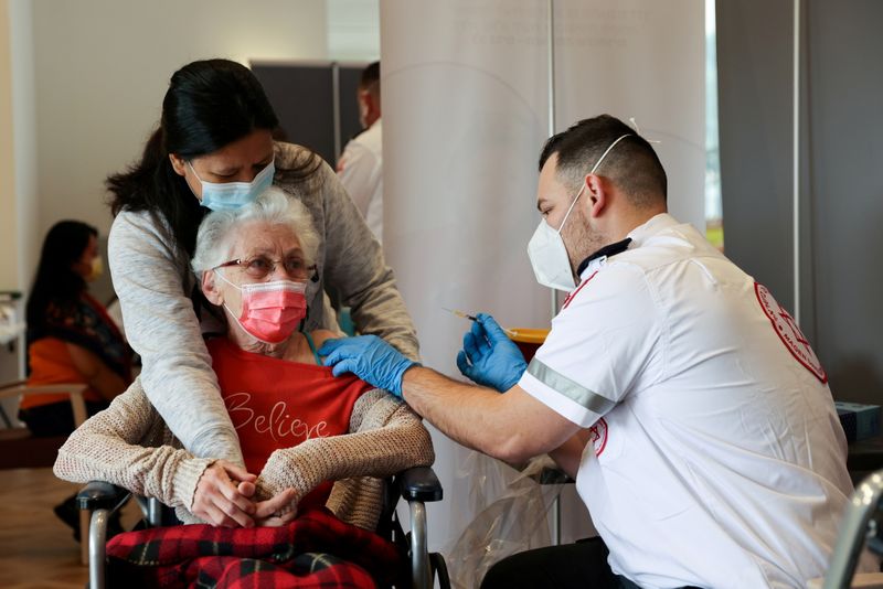 &copy; Reuters. FILE PHOTO: A elderly woman receives a booster shot of her vaccination against the coronavirus disease (COVID-19) at an assisted living facility, in Netanya, Israel January 19, 2021. REUTERS/Ronen Zvulun