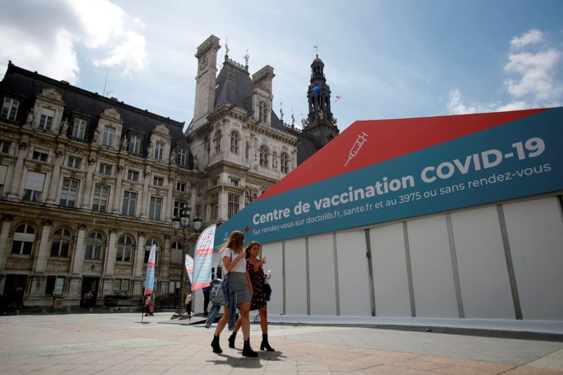 &copy; Reuters. FILE PHOTO: Women walk past a coronavirus disease (COVID-19) vaccination center installated in front of Paris town hall, France, July 7, 2021. REUTERS/Sarah Meyssonnier/File Photo
