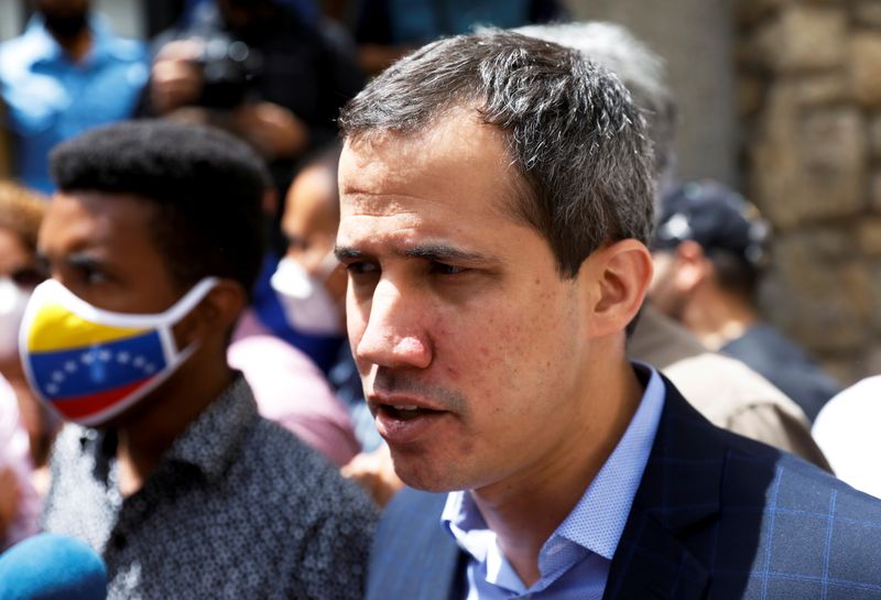 &copy; Reuters. Le chef de file de l'opposition vénézuélienne Juan Guaido (en photo) a déclaré lundi que des hommes armés non identifiés l'avaient "menacé" d'arrestation à son domicile, tandis qu'un porte-parole de l'opposition a fait savoir qu'un allié de Guai