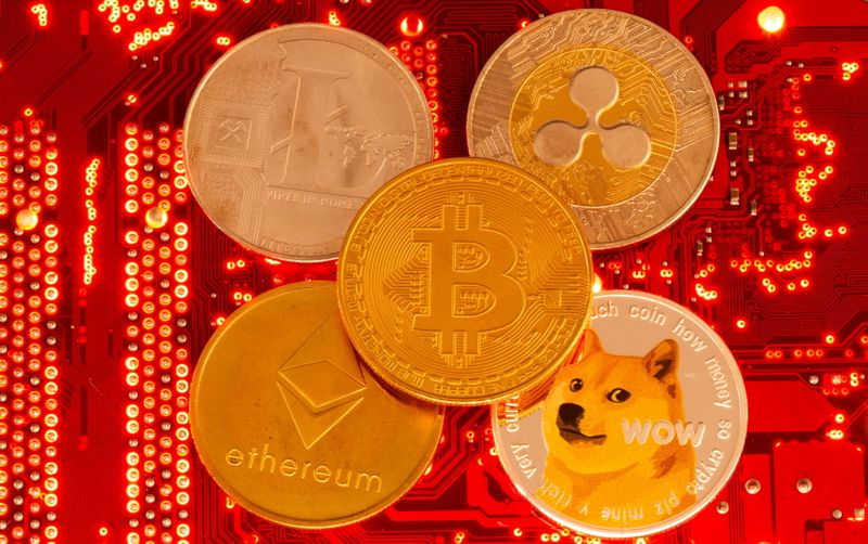 © Reuters. FILE PHOTO: Representations of cryptocurrencies Bitcoin, Ethereum, DogeCoin, Ripple, Litecoin are placed on PC motherboard in this illustration taken June 29, 2021. REUTERS/Dado Ruvic/Illustration