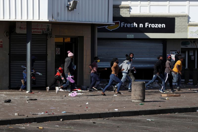 &copy; Reuters. FILE PHOTO: Demonstrators loot a shopping centre during protests following the imprisonment of former South Africa President Jacob Zuma, in Katlehong, South Africa, July 12, 2021. REUTERS/Siphiwe Sibeko