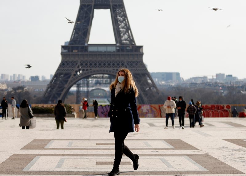 &copy; Reuters. A woman, wearing protective face masks, walks in front of the Eiffel tower at the Trocadero in Paris amid the coronavirus disease (COVID-19) outbreak in France, February 11, 2021. REUTERS/Sarah Meyssonnier