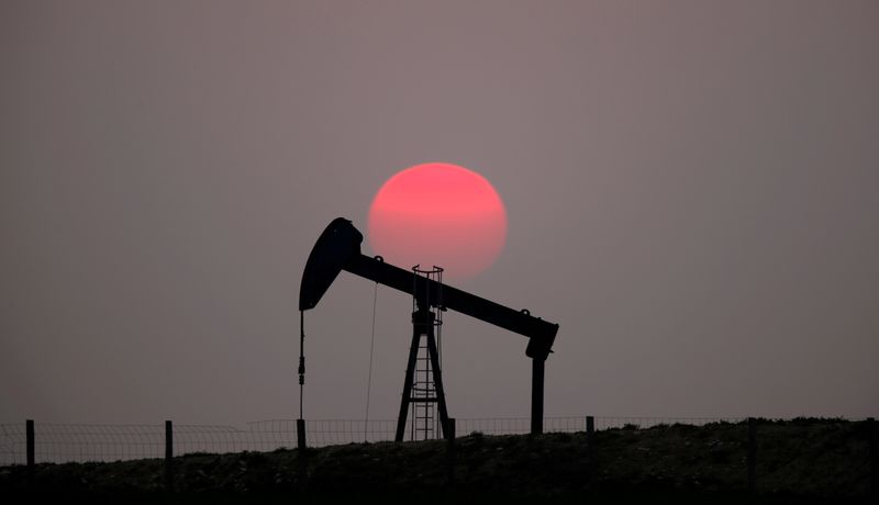 &copy; Reuters. FILE PHOTO: The sun sets behind an oil pump outside Saint-Fiacre, near Paris, France March 28, 2019. REUTERS/Christian Hartmann/File Photo