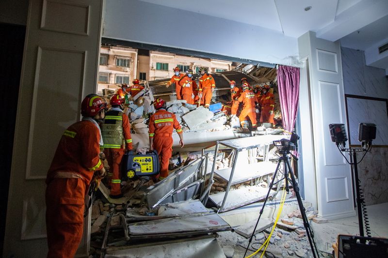 © Reuters. Rescue workers work at the site where a hotel building collapsed in Suzhou, Jiangsu province, China July 12, 2021. Picture taken July 12, 2021. China Daily via REUTERS 