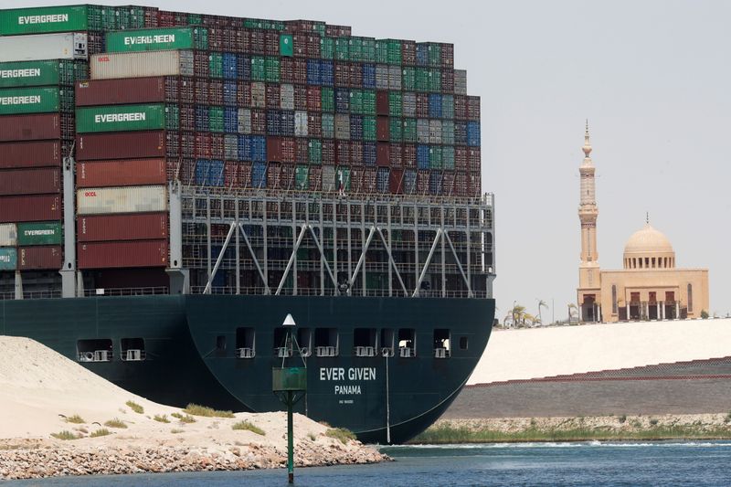 &copy; Reuters. سفينة الحاويات إيفر جيفن تبحر في قناة السويس يوم السابع من يوليو تموز 2021. تصوير: عمرو عبد الله دلش - رويترز.