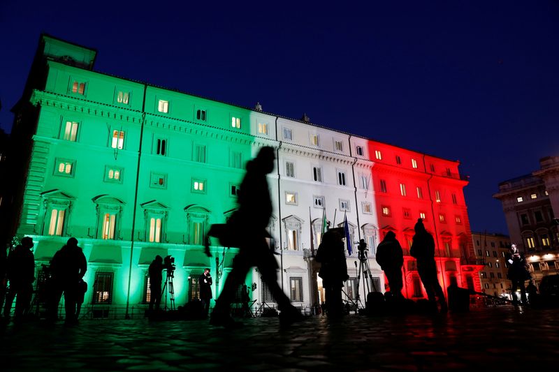 © Reuters. FILE PHOTO: Members of the media wait outside Prime Minister's office, Chigi Palace, in Rome, Italy, January 13, 2021. REUTERS/Remo Casilli/File Photo