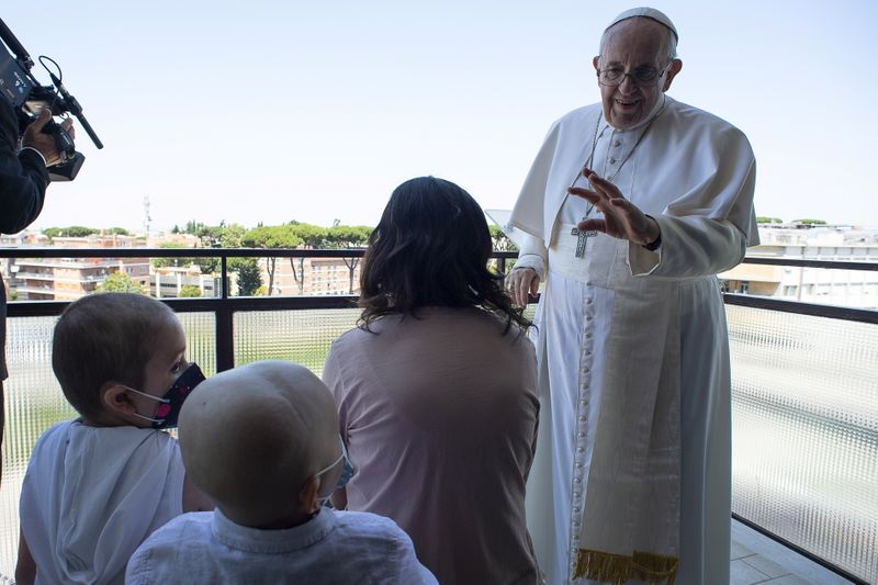 &copy; Reuters. Criança acompanham bênção dominical do papa Francisco da varanda de sua suíte no hospital Gemelli, em Roma
11/07/2021 Vatican Media/­Divulgação via REUTERS