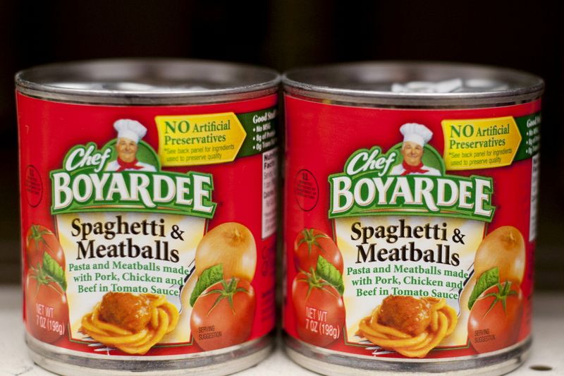 © Reuters. FILE PHOTO: Cans of Chef Boyardee, a product of ConAgra Foods, are seen on the shelf of a grocery store in the Brooklyn borough of New York December 16, 2015.   REUTERS/Darren Ornitz/File Photo/File Photo