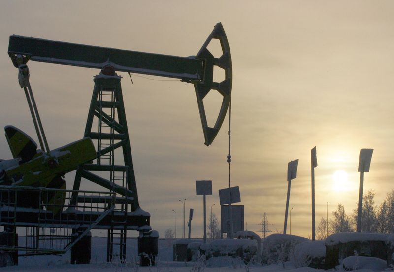 &copy; Reuters. Atividade de extração de petróleo em Nefteyugansk, Rússia 
19/12/2004
REUTERS/Sergei Karpukhin 