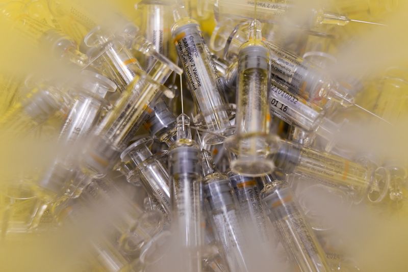 &copy; Reuters. Jeringas usadas de la vacuna Sinovac tiradas en un cubo de basura biológica en un Centro Especialista StarMed en Singapur. 13 julio 2021. REUTERS/Caroline Chia