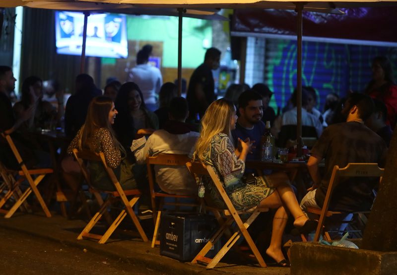 &copy; Reuters. FILE PHOTO: People gather in a bar after Rio de Janeiro City Hall allowed bars and restaurants to open without hour restrictions, amid the coronavirus disease (COVID-19) outbreak, in Rio de Janeiro, Brazil May 13, 2021.  REUTERS/Pilar Olivares